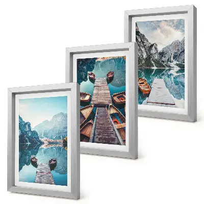 Bilderwand mit Motiv eines ruhigen Sees mit Holzstegen und Booten