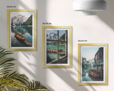 Bilderset mit rahmen Blick auf einen Bergsee mit Booten und einem Haus am Wasser