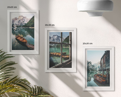 Bilderset mit rahmen Blick auf einen Bergsee mit Booten und einem Haus am Wasser