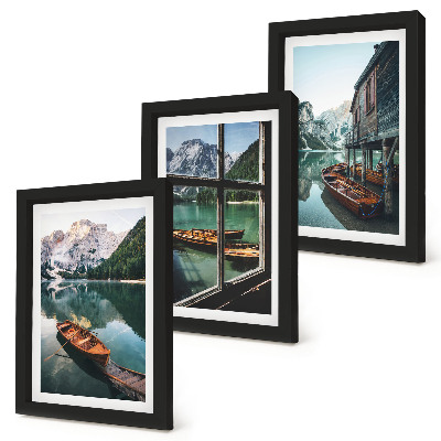 Bilderset mit rahmen Blick auf einen Bergsee mit Booten und einem Haus am Wasser