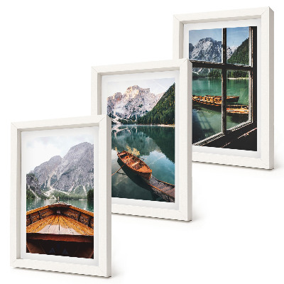 Fotowand Blick auf einen Bergsee mit Booten und einem Fenster im Hintergrund