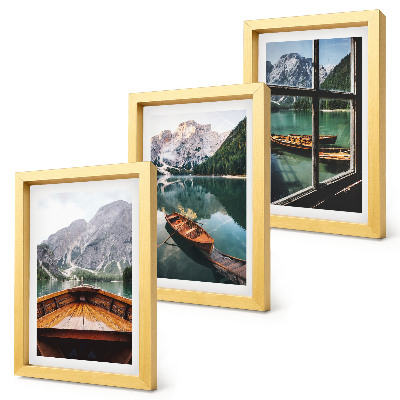Fotowand Blick auf einen Bergsee mit Booten und einem Fenster im Hintergrund