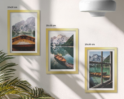 Fotowand Blick auf einen Bergsee mit Booten und einem Fenster im Hintergrund