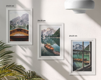Fotowand Blick auf einen Bergsee mit Booten und einem Fenster im Hintergrund