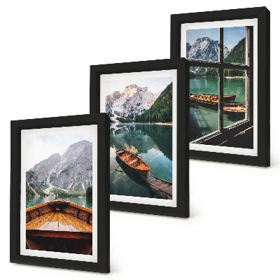 Fotowand Blick auf einen Bergsee mit Booten und einem Fenster im Hintergrund