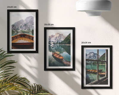 Fotowand Blick auf einen Bergsee mit Booten und einem Fenster im Hintergrund