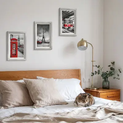 Bilderwand mit Motiven von ikonischen Städten wie London und Paris sowie Schienenverkehr