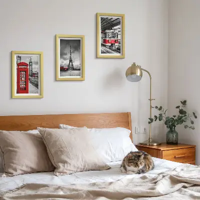 Bilderwand mit Motiven von ikonischen Städten wie London und Paris sowie Schienenverkehr