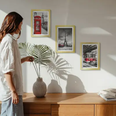 Bilderwand mit Motiven von ikonischen Städten wie London und Paris sowie Schienenverkehr