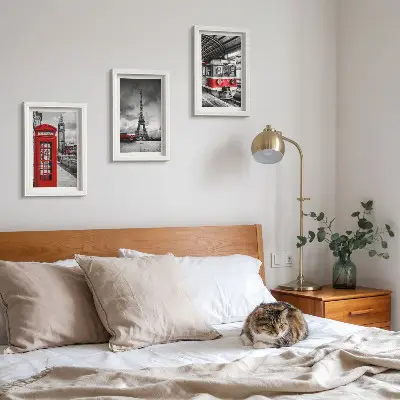 Bilderwand mit Motiven von ikonischen Städten wie London und Paris sowie Schienenverkehr