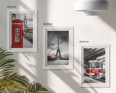 Bilderwand mit Motiven von ikonischen Städten wie London und Paris sowie Schienenverkehr
