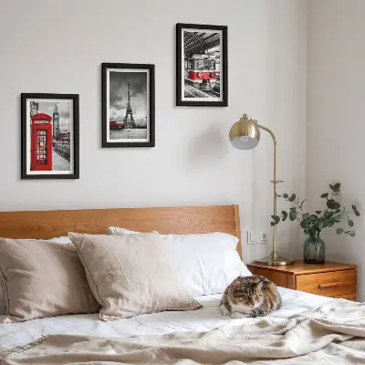 Bilderwand mit Motiven von ikonischen Städten wie London und Paris sowie Schienenverkehr