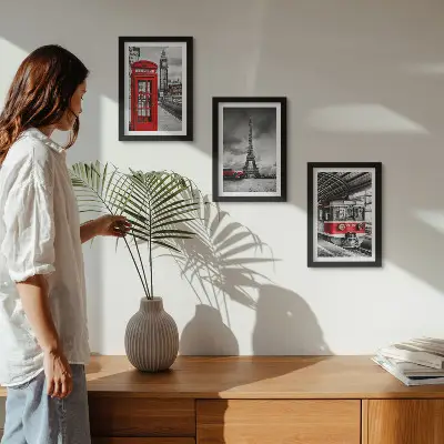 Bilderwand mit Motiven von ikonischen Städten wie London und Paris sowie Schienenverkehr
