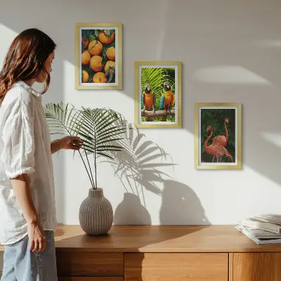 Bilderwand mit fruchtigen Akzenten, Papageien und Flamingos in den Tropen