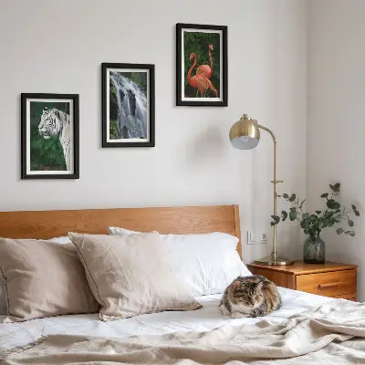 Bilderset mit Rahmen Tiger am Wasserfall und rosa Flamingos in der Natur