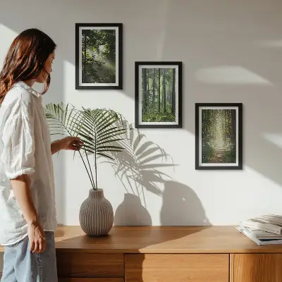 Bilderwand mit grünen Wäldern bei Lichtstrahlen auf einem Waldweg