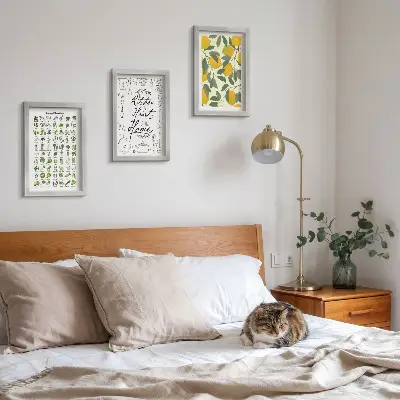 Bilderwand mit Kräuterliste Küchenschild und bemalten Zitronen