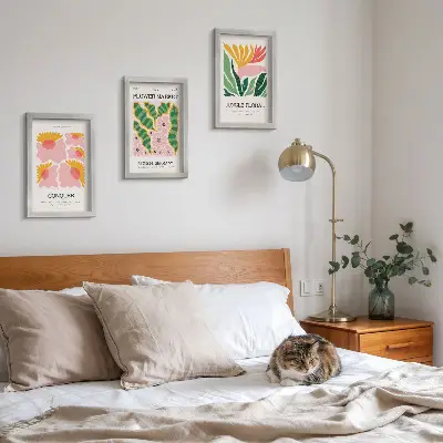 Bilderwand mit floralen Motiven im modernen Stil