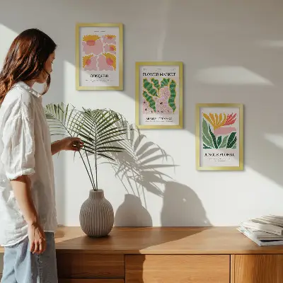 Bilderwand mit floralen Motiven im modernen Stil