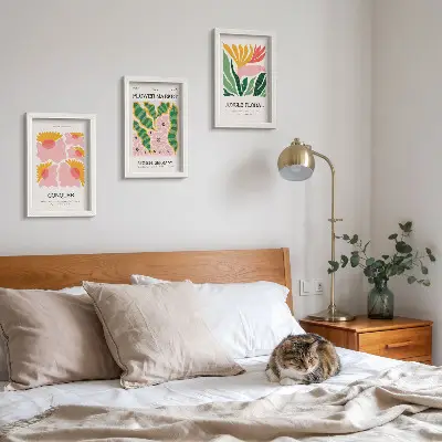 Bilderwand mit floralen Motiven im modernen Stil