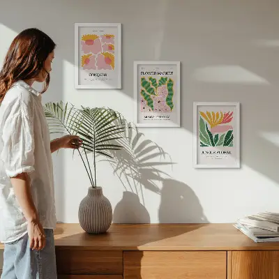Bilderwand mit floralen Motiven im modernen Stil