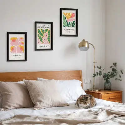 Bilderwand mit floralen Motiven im modernen Stil