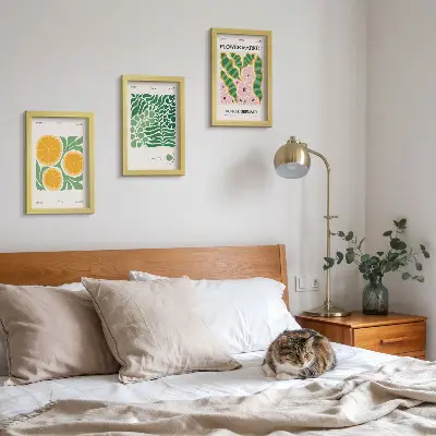 Bilderwand mit Obst- und Pflanzenmotiven in Pastellfarben