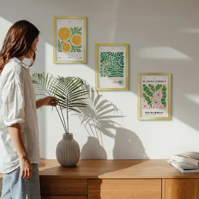 Bilderwand mit Obst- und Pflanzenmotiven in Pastellfarben