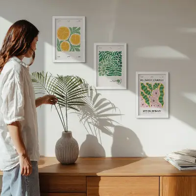 Bilderwand mit Obst- und Pflanzenmotiven in Pastellfarben