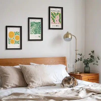 Bilderwand mit Obst- und Pflanzenmotiven in Pastellfarben