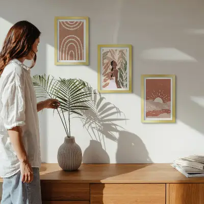 Fotowand mit abstrakten Formen und Illustrationen im Boho-Stil