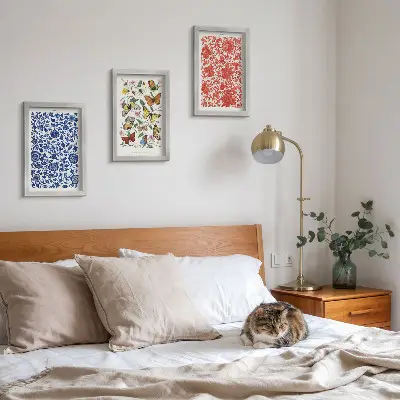 Bilderwand mit Vintage-Postern von Blumen, Schmetterlingen und Ornamenten