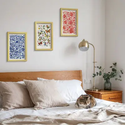 Bilderwand mit Vintage-Postern von Blumen, Schmetterlingen und Ornamenten