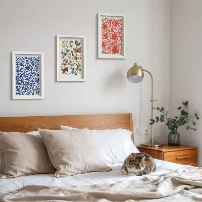 Bilderwand mit Vintage-Postern von Blumen, Schmetterlingen und Ornamenten