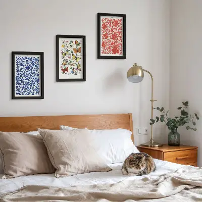 Bilderwand mit Vintage-Postern von Blumen, Schmetterlingen und Ornamenten