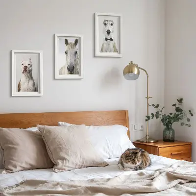 Fotowand mit interessanten Porträts von Hunden und Pferden im eleganten Stil