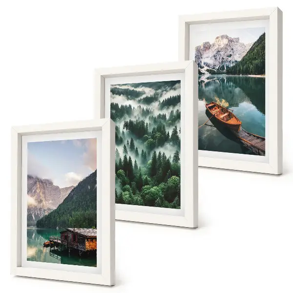 Bilderwand mit Berglandschaft, See, Boot und nebligem Wald