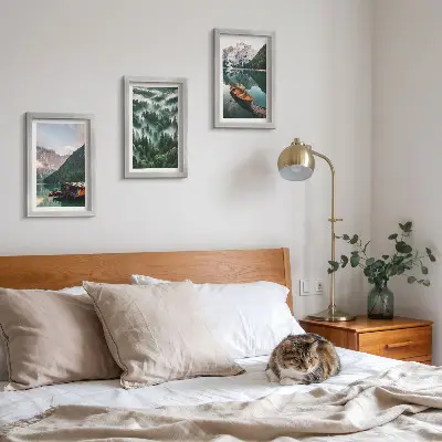 Bilderwand mit Berglandschaft, See, Boot und nebligem Wald