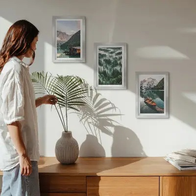 Bilderwand mit Berglandschaft, See, Boot und nebligem Wald