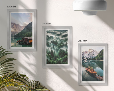 Bilderwand Berglandschaften mit einem See, einem Boot und einem Wald im Nebel
