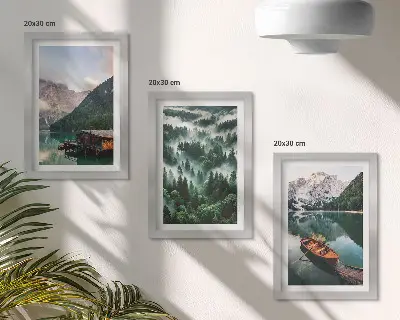 Bilderwand mit Berglandschaft, See, Boot und nebligem Wald