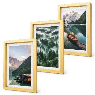 Bilderwand mit Berglandschaft, See, Boot und nebligem Wald