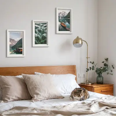 Bilderwand mit Berglandschaft, See, Boot und nebligem Wald
