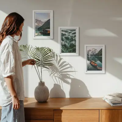 Bilderwand mit Berglandschaft, See, Boot und nebligem Wald