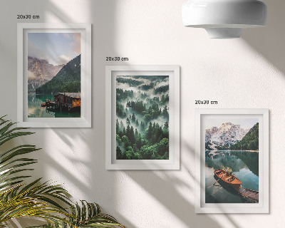 Bilderwand Berglandschaften mit einem See, einem Boot und einem Wald im Nebel
