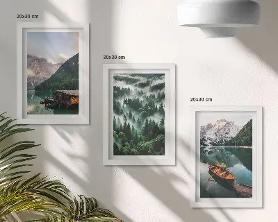 Bilderwand mit Berglandschaft, See, Boot und nebligem Wald