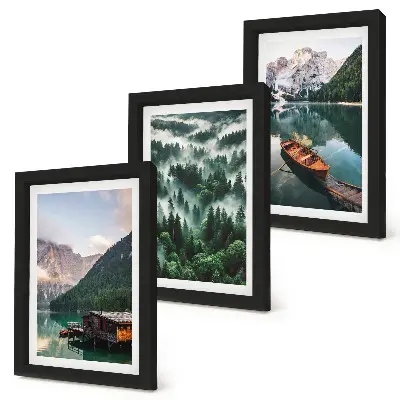 Bilderwand mit Berglandschaft, See, Boot und nebligem Wald