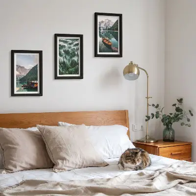 Bilderwand mit Berglandschaft, See, Boot und nebligem Wald
