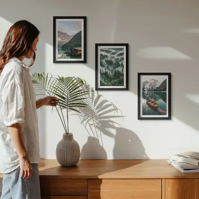 Bilderwand mit Berglandschaft, See, Boot und nebligem Wald