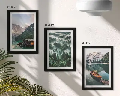 Bilderwand mit Berglandschaft, See, Boot und nebligem Wald